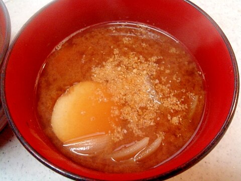 里芋と玉葱の胡麻風味赤だし